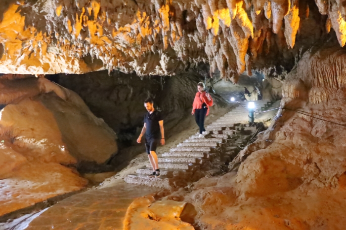 Explorez Nguom Ngao, une magnifique grotte calcaire